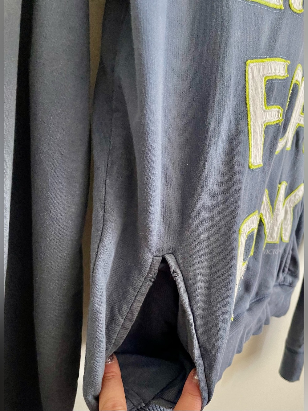 💅🏻 Vintage PINK Victoria's Secret Crewneck Pullover 💅🏻 - Picture 4 of 5
